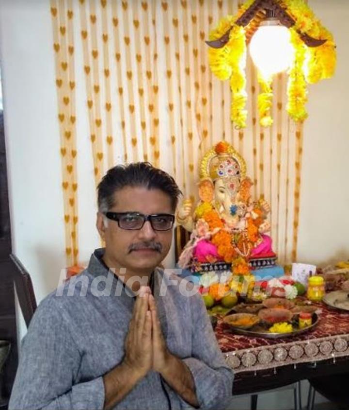 Navin Saini welcomes Ganpati at his house