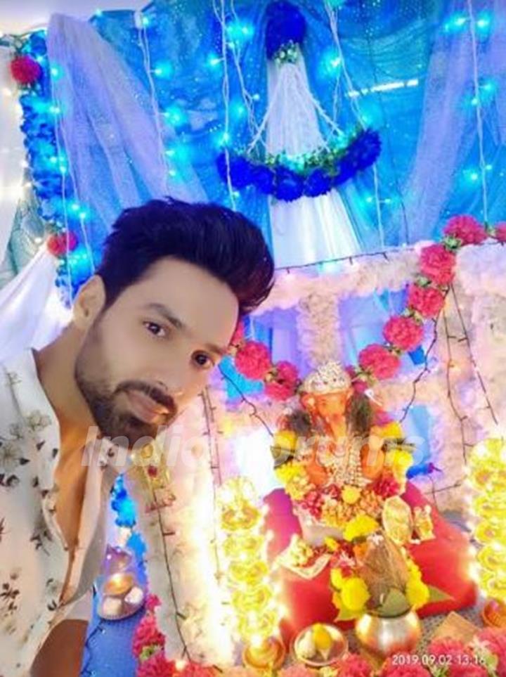 Reyaansh Vir Chadha welcomes Ganpati at his house