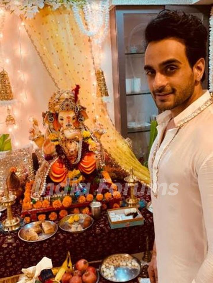 Angad Hasija welcomes Ganpati at his house