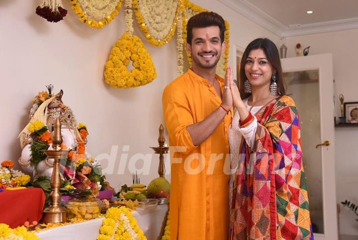 Arjun Bijlani- Neha Swami welcomes Ganpati at their house