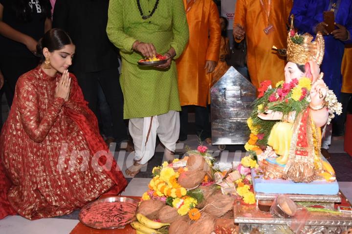 Sonam Kapoor visits Ganpani Pandal in Andheri!