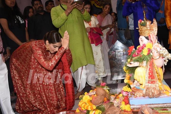 Sonam Kapoor visits Ganpani Pandal in Andheri!