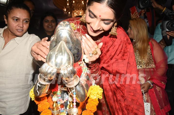 Sonam Kapoor visits Ganpani Pandal in Andheri!