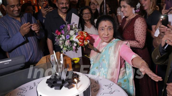 Asha Bhosle at her 86th birthday celebrations
