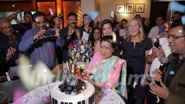 Asha Bhosle at her 86th birthday celebrations