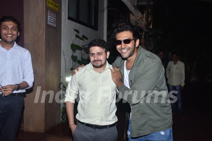 Kartik Aaryan snapped posing with fans!