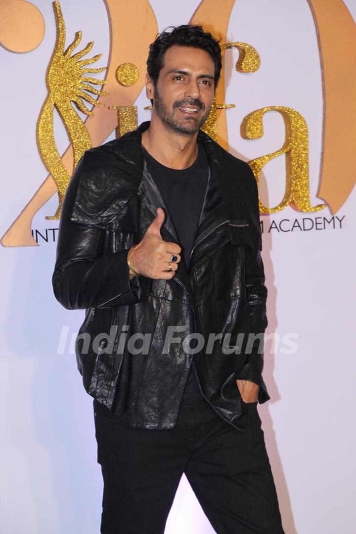 Arjun Rampal walks the Green Carpet!