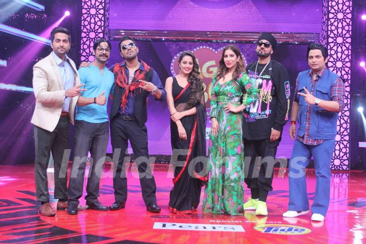 Dheeraj Juneja, Jaswant Singh Rathore, sonu pathak, Manj Musik Basra, Sophie Choudhary, Paritosh and Anita Hassanandani on the sets of Lagao Boli