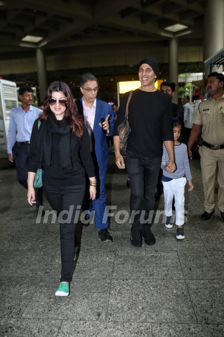 Akshay Kumar and Twinkle Khanna outside Mumbai airport!