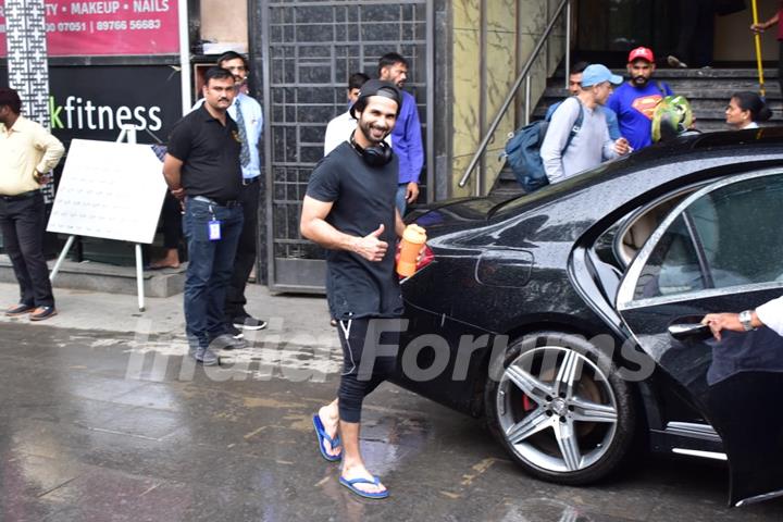 Shahid Kapoor snapped after gym!