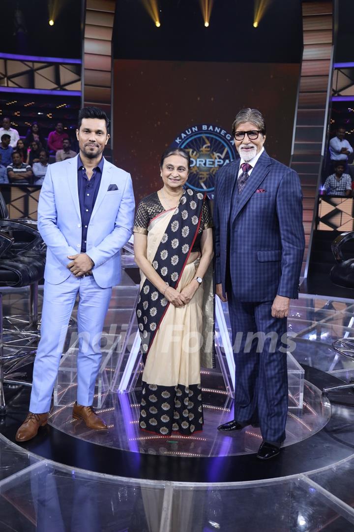 Amla Ruia with Mr. Amitabh Bachchan and Randeep Hooda on KBC 11