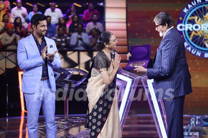 Amla Ruia with Mr. Amitabh Bachchan and Randeep Hooda on KBC 11