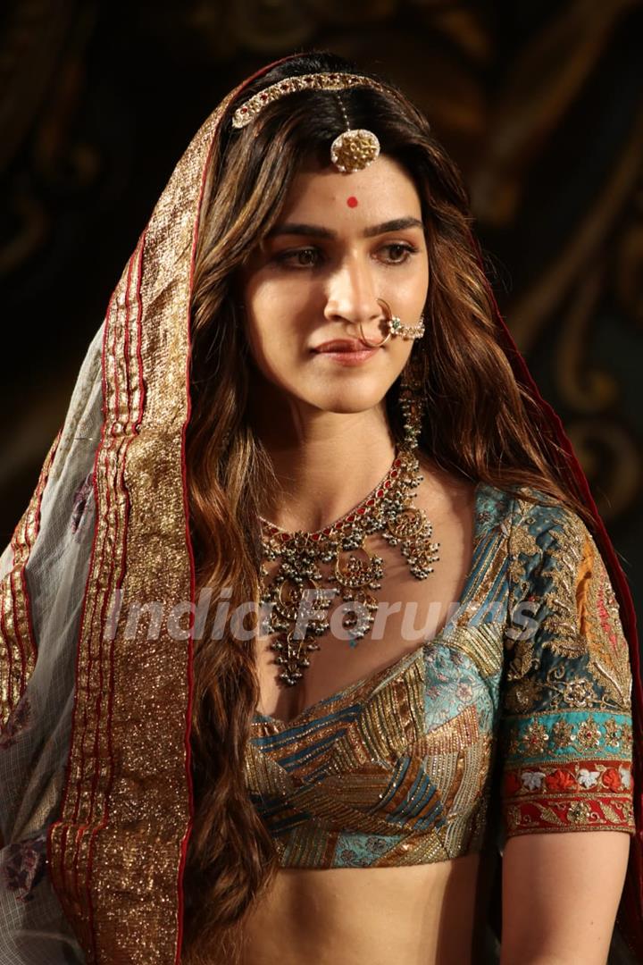 beech mein tera junoon — smudgedhenna: KRITI SANON Housefull 4 (2019)...