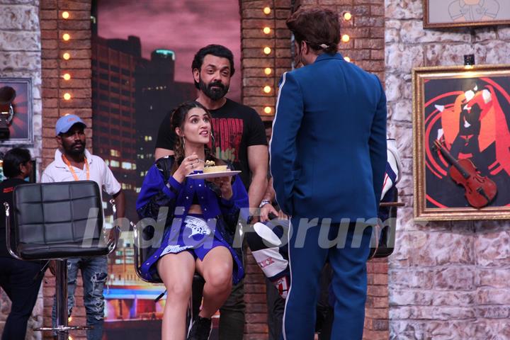 Snack time for Kriti Sanon with Bobby Deol on the sets of Movie Masti with Maniesh Paul