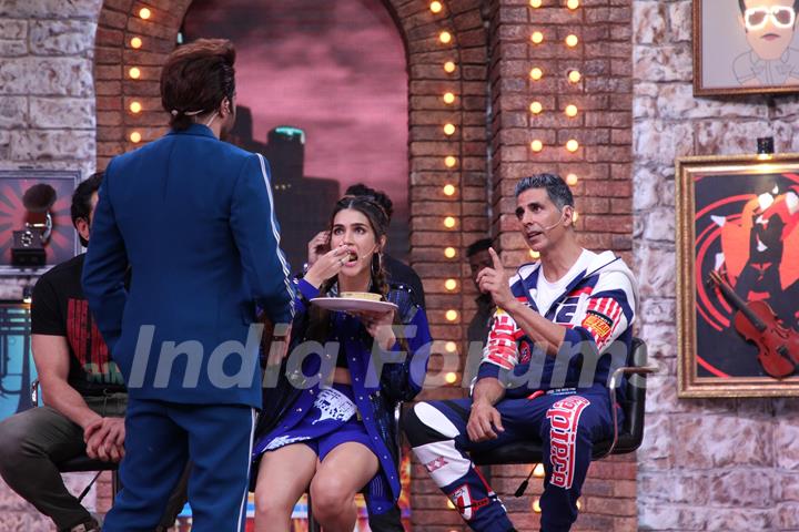 Snack time for Kriti Sanon with Akshay Kumar on the sets of Movie Masti with Maniesh Paul