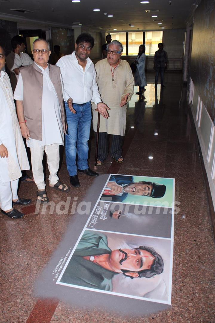 Bollywood celebrities pay last respects at Viju Khote's Prayer meet!