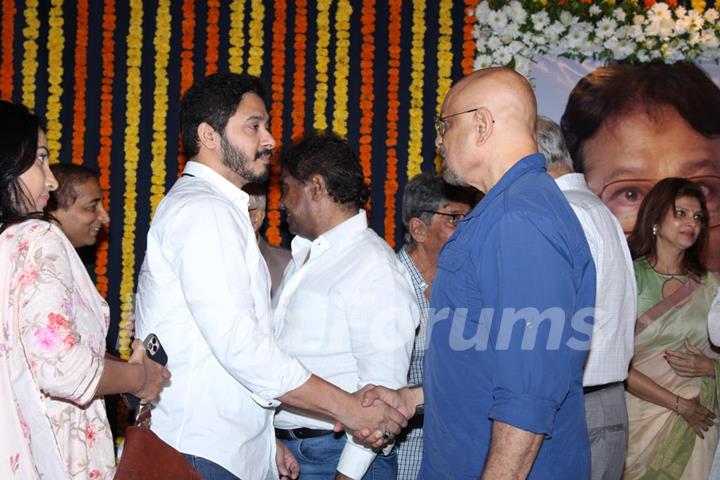 Bollywood celebrities pay last respects at Viju Khote's Prayer meet!