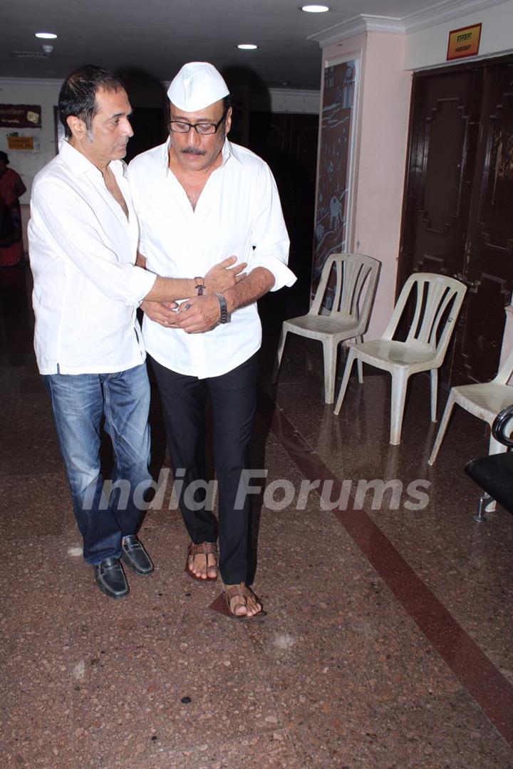 Bollywood celebrities pay last respects at Viju Khote's Prayer meet!