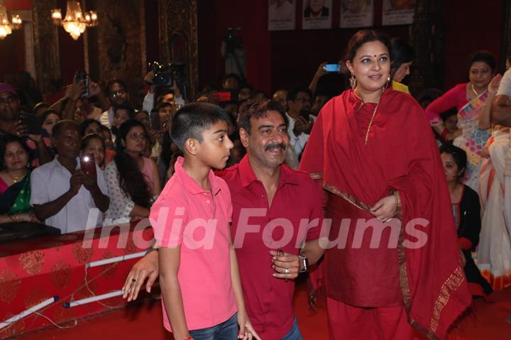 Bollywood celebrities attend the Durga Pooja! 