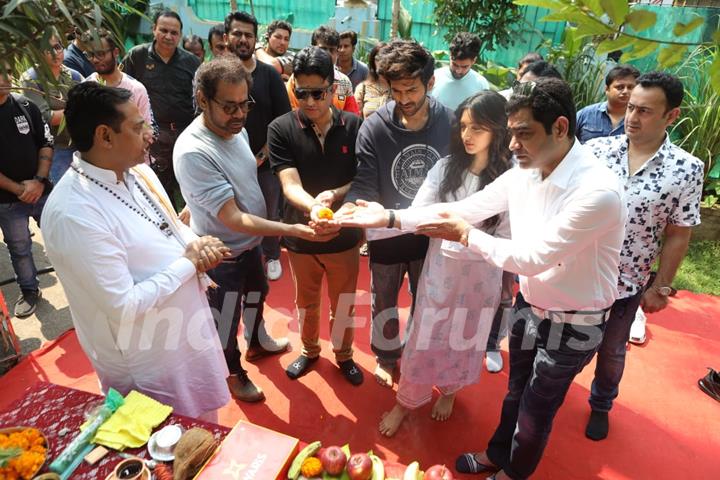 Kartik Aaryan, Kiara Advani and Anees Bazmee at the mahurat shoot of Bhool Bhulaiyaa 2!