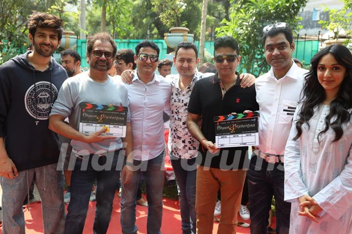 Kartik Aaryan, Kiara Advani and Anees Bazmee at the mahurat shoot of Bhool Bhulaiyaa 2!