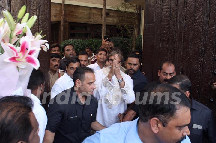 Amitabh Bachchan greets his fans on the occasion of his birthday!