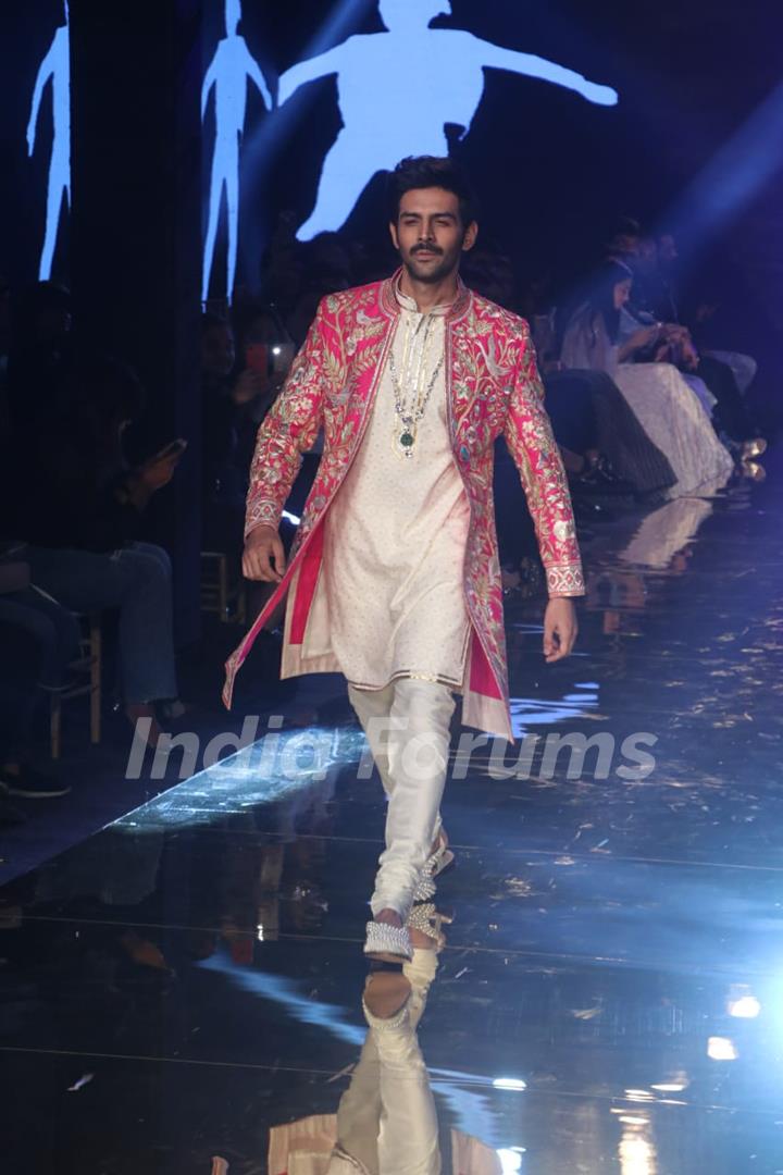 Kartik, Bhumi and Ananya walk the ramp as showstoppers for Abu Jani and Sandeep Khosla!