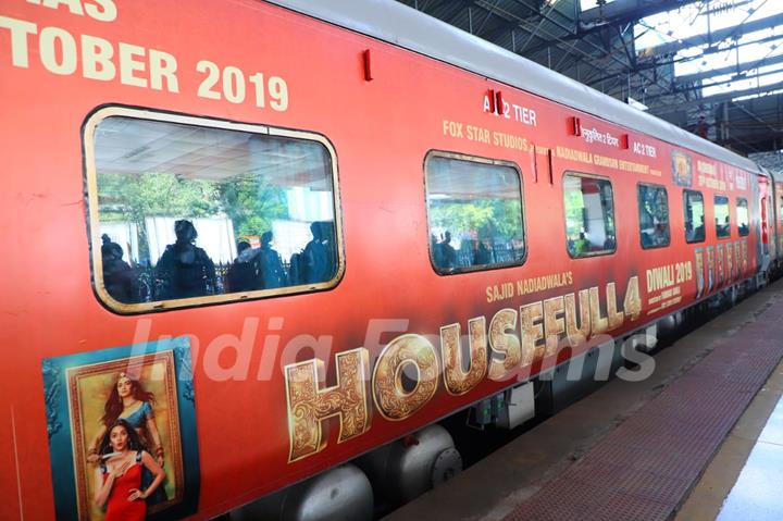 Housefull 4 promotional tour from Mumbai to Delhi on train!