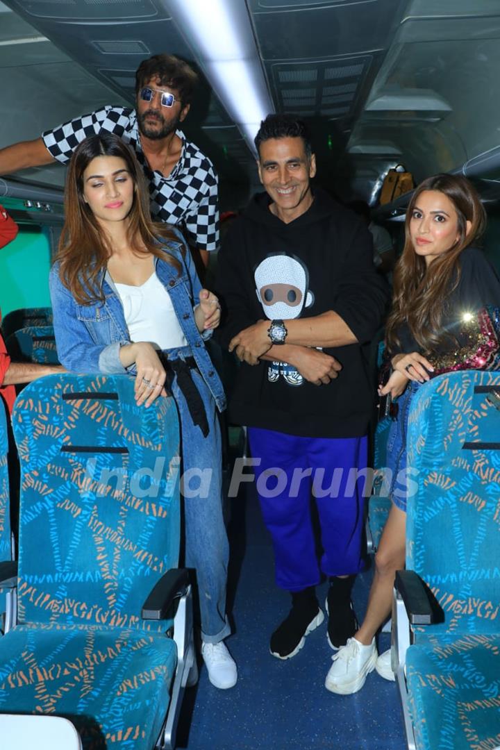 Housefull 4 promotional tour from Mumbai to Delhi on train!