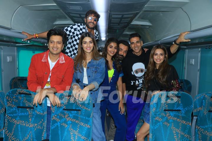 Housefull 4 promotional tour from Mumbai to Delhi on train!