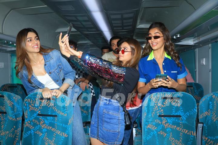 Housefull 4 promotional tour from Mumbai to Delhi on train!