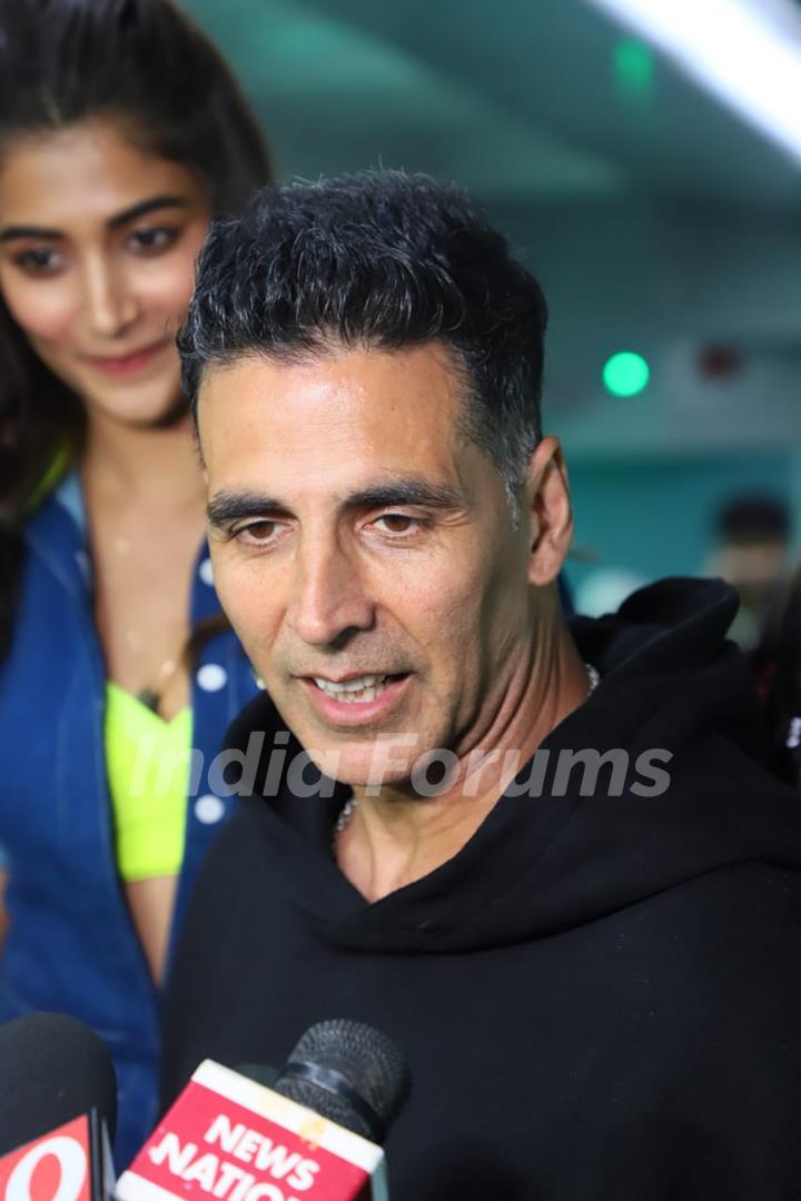 Housefull 4 promotional tour from Mumbai to Delhi on train!