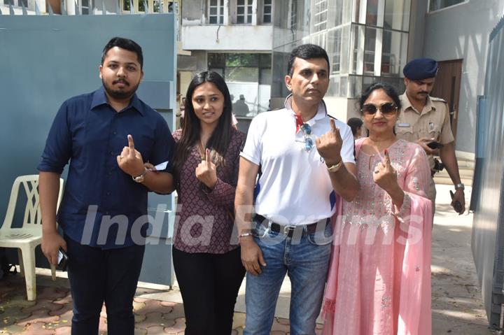 Aamir-Kiran, Riteish-Genelia, Madhuri-Lara-Kunal Khemu Cast their Precious vote!