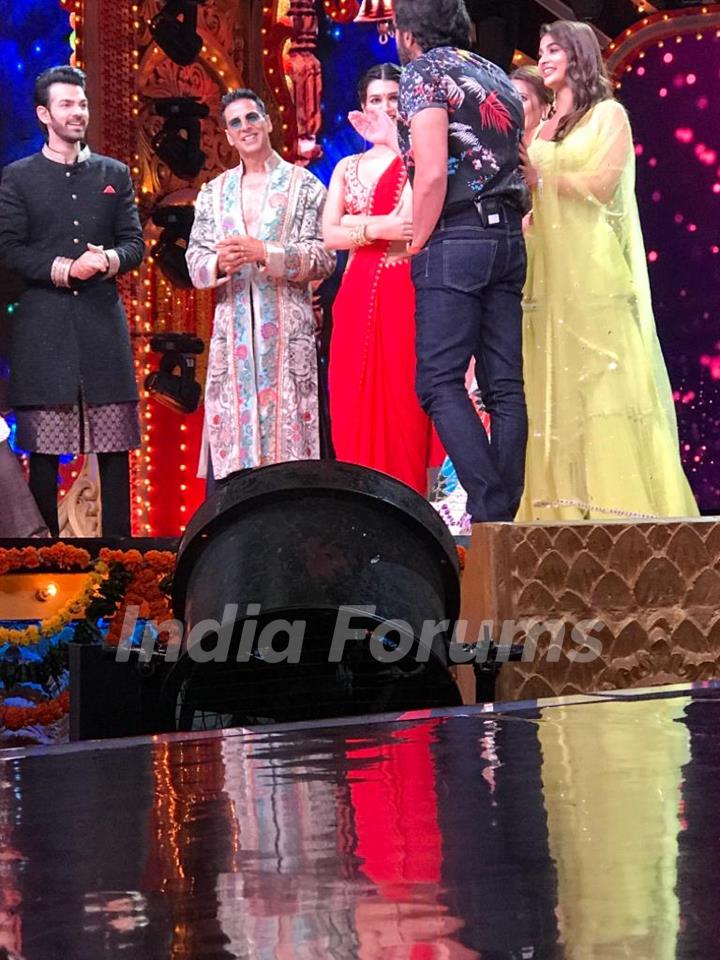 Karan V Grover, Akshay Kumar and Kriti Sanon