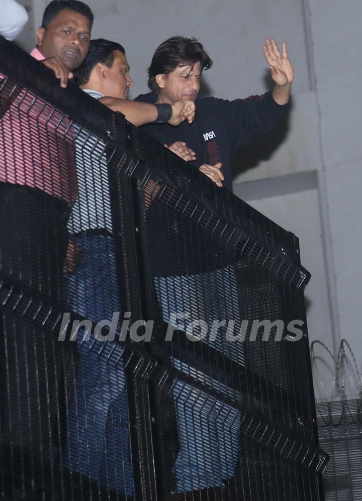 Shah Rukh Khan meets his fans on his birthday!