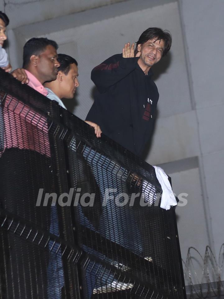 Shah Rukh Khan meets his fans on his birthday!