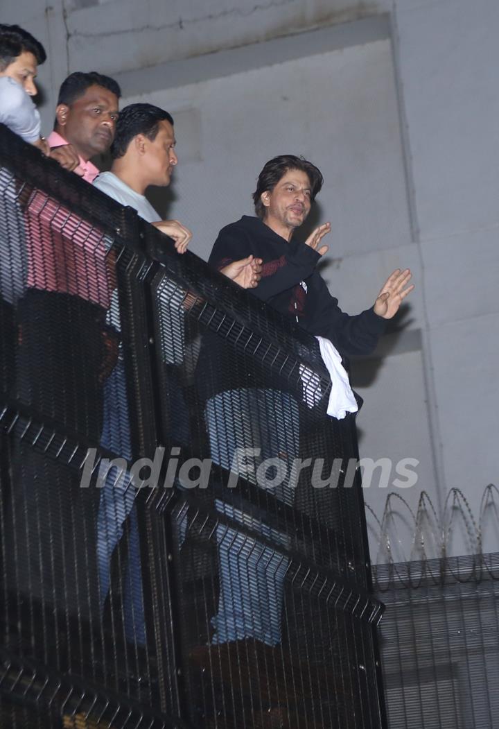 Shah Rukh Khan meets his fans on his birthday!