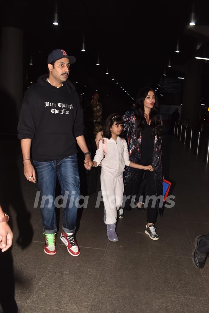 Abhishek, Aishwarya and Aaradhaya papped at the airport