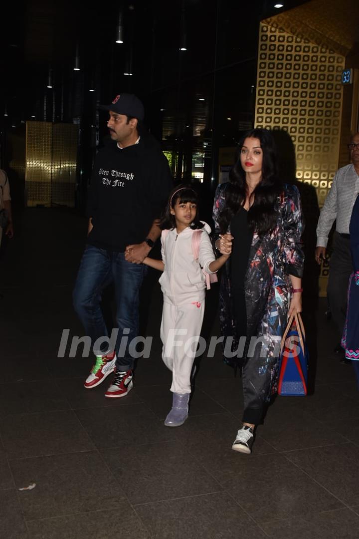 Abhishek, Aishwarya and Aaradhaya papped at the airport