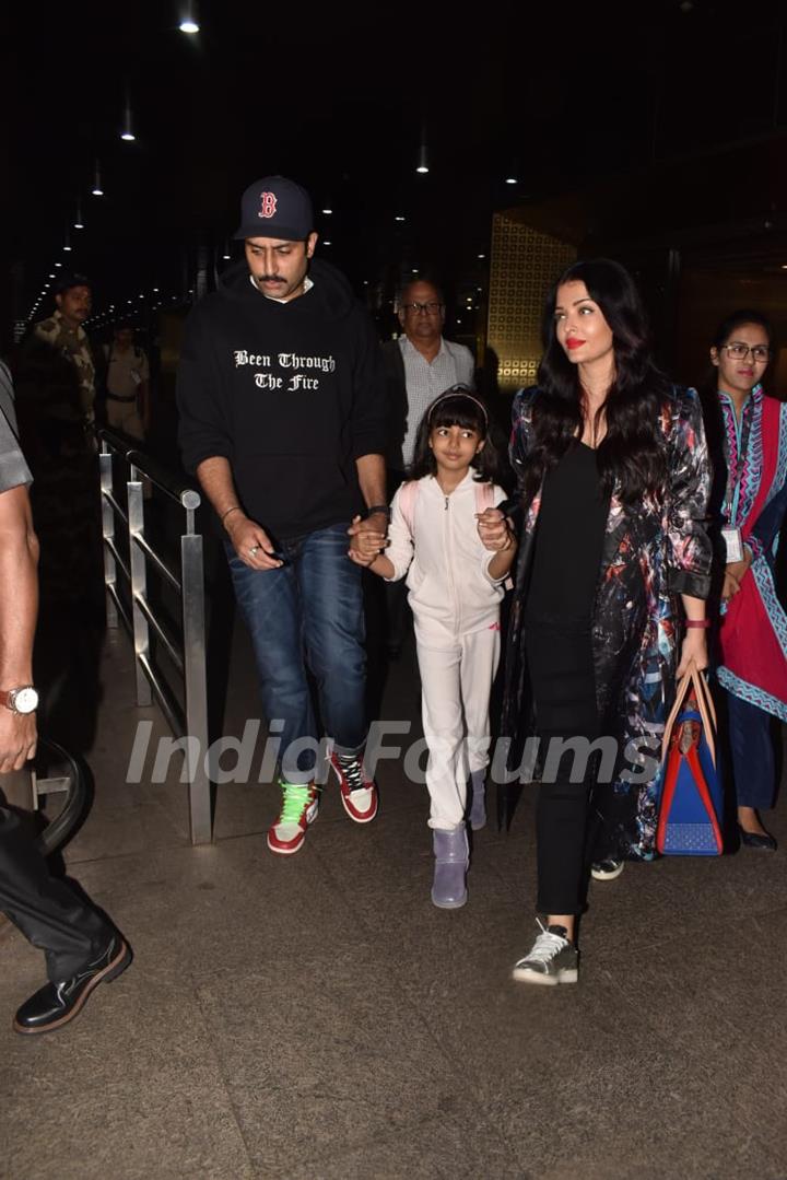 Abhishek, Aishwarya and Aaradhaya papped at the airport