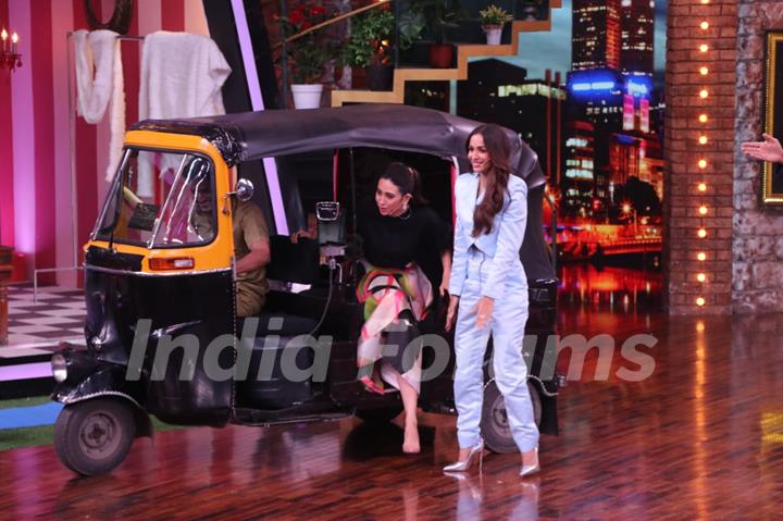 Karisma Kapoor and Malaika Arora on the sets of Movie Masti with Maniesh Paul