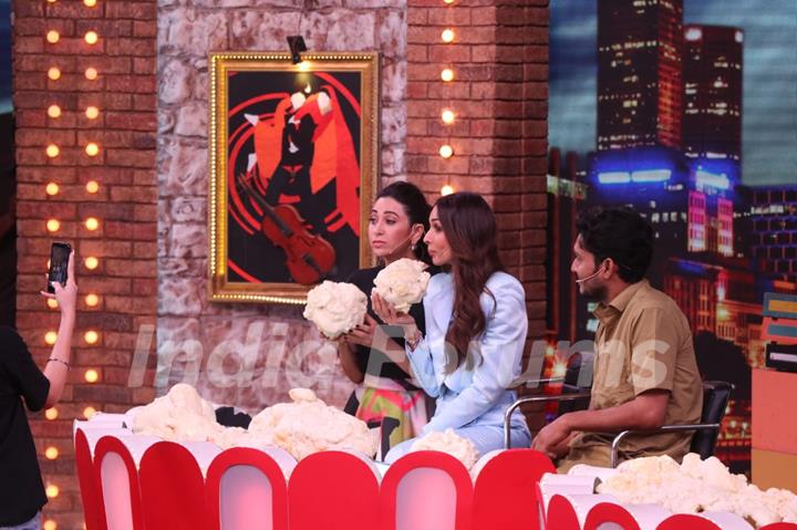 Karisma Kapoor and Malaika Arora on the sets of Movie Masti with Maniesh Paul