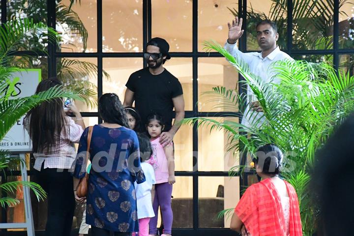 Shahid Kapoor spotted taking pictures with his fans