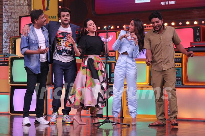 Karisma Kapoor and Malaika Arora on the sets of Movie Masti with Maniesh Paul