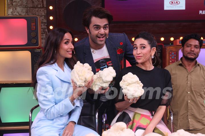 Karisma Kapoor and Malaika Arora on the sets of Movie Masti with Maniesh Paul