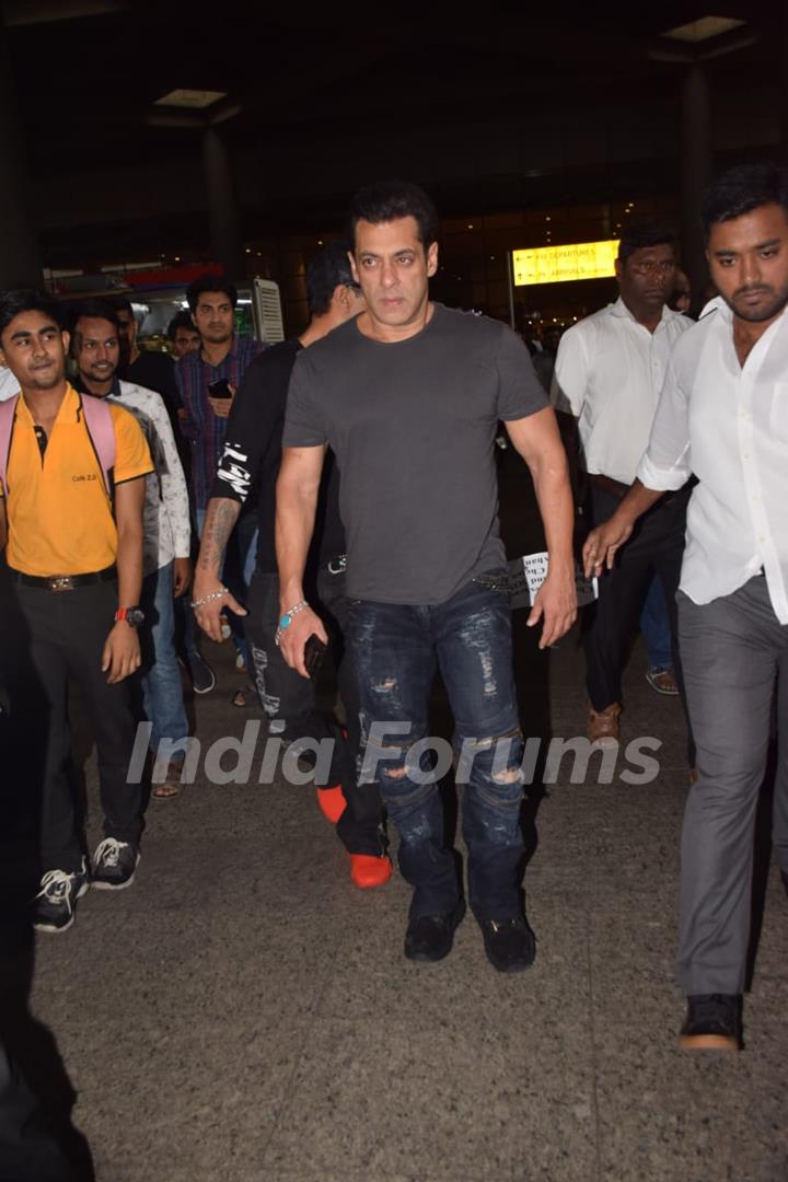 Salman Khan snapped at Airport!