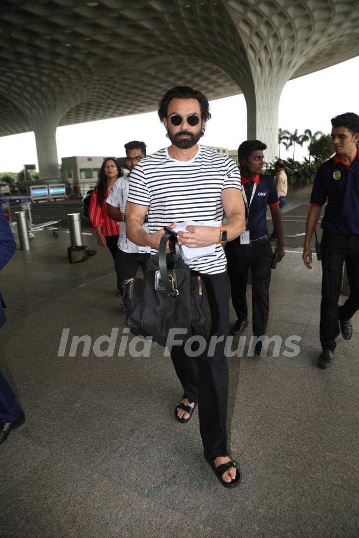 Bobby Deol snapped at Mumbai Airport!