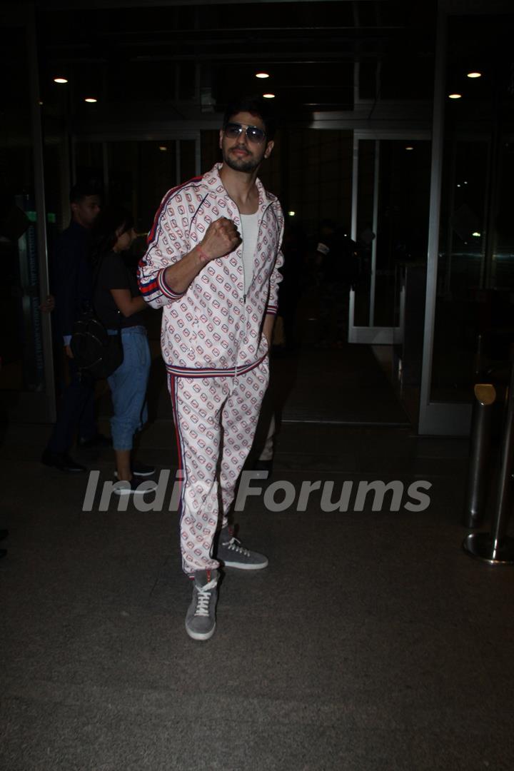 Sidharth Malhotra papped at the airport