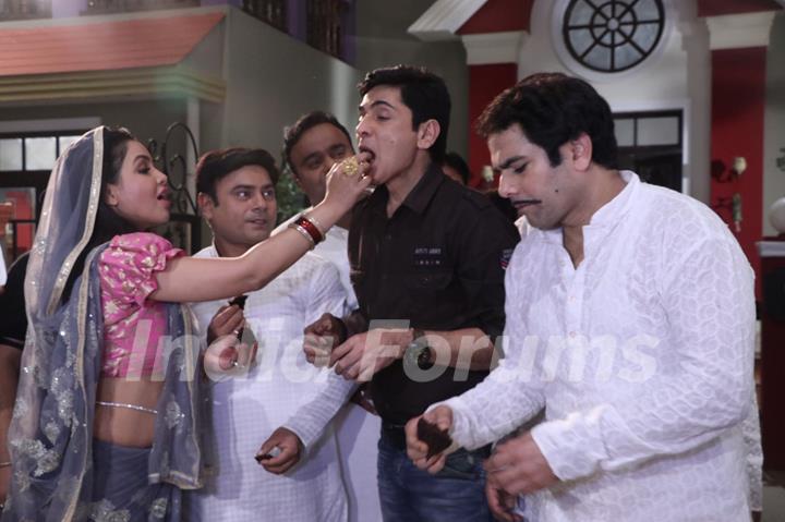 Aasif Sheikh celebrates his Birthday on the sets.