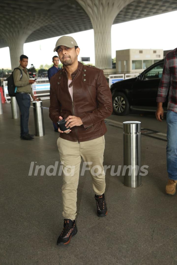 Sonu Nigam papped at the airport